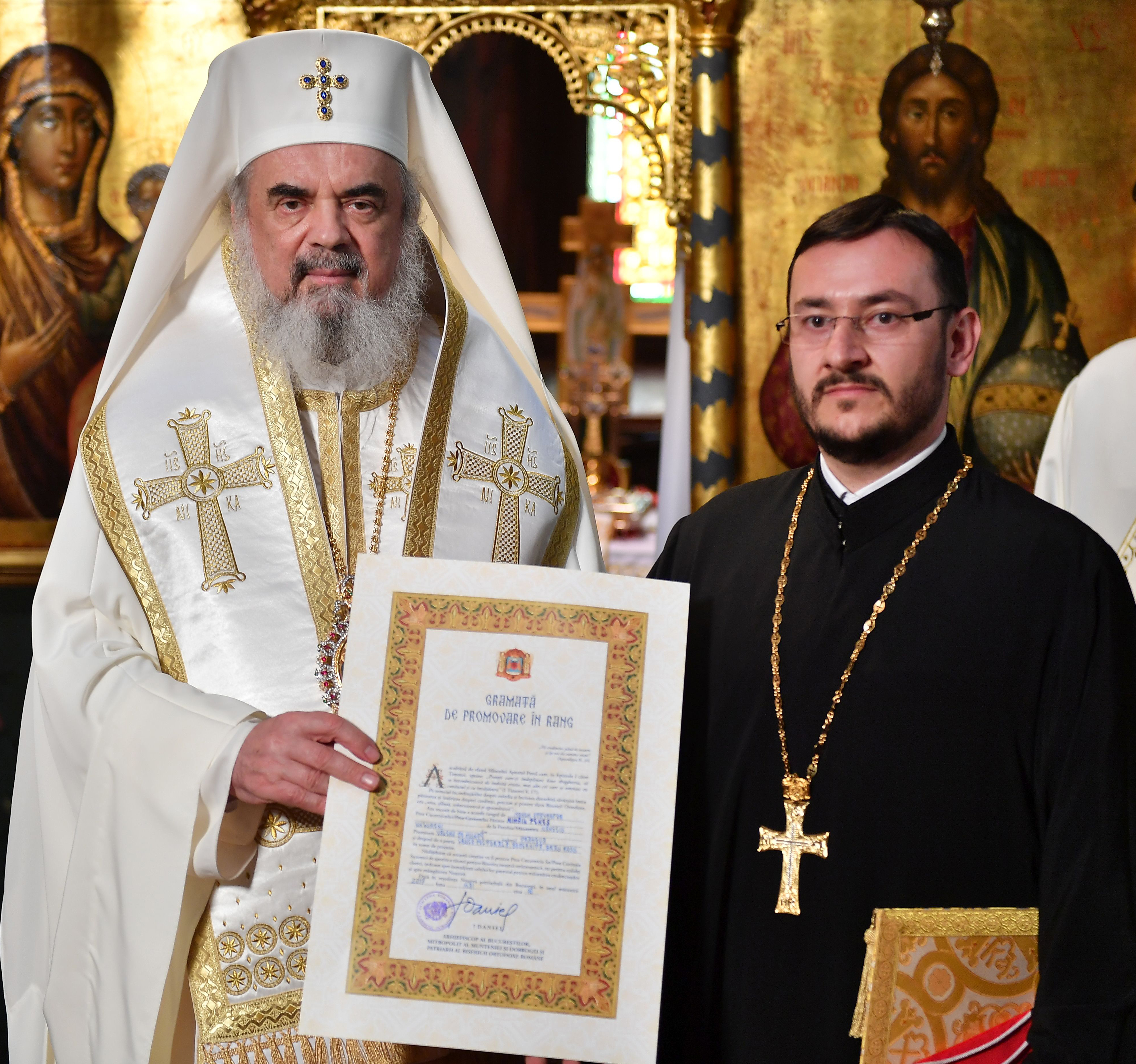 Patriarhul Daniel: Iconomul stavrofor este între preoți un model de iubire jertfelnică și viețuire sfântă